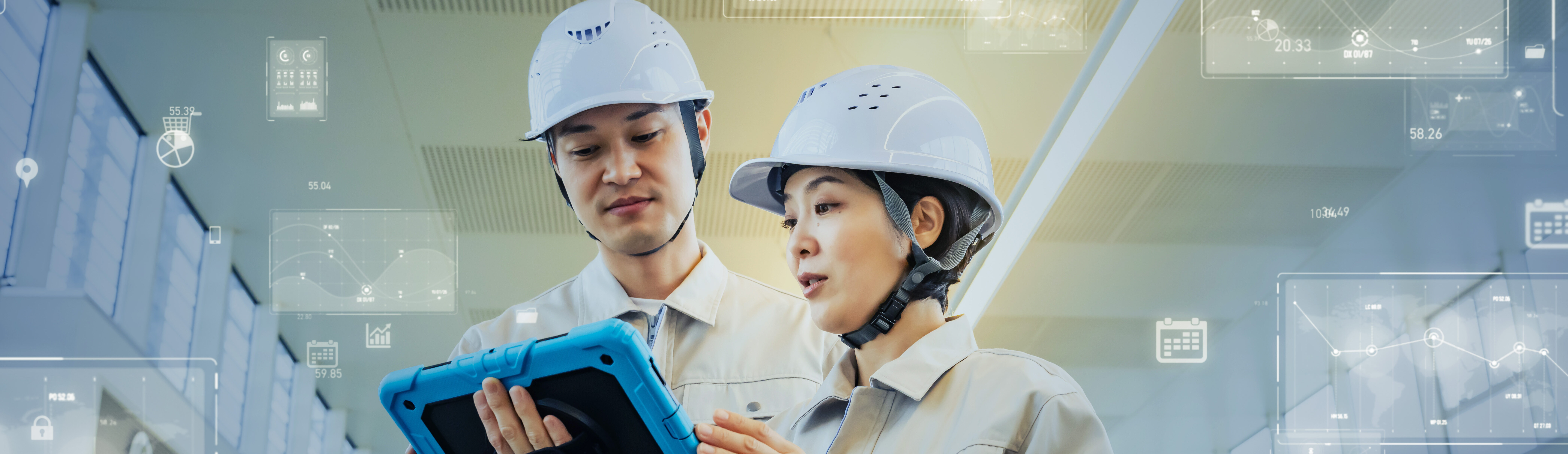 タブレットを見ながら点検する男女作業員とデジタルテクノロジーのコンセプト